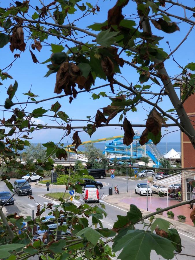 Hotel Criss Rimini Exteriör bild